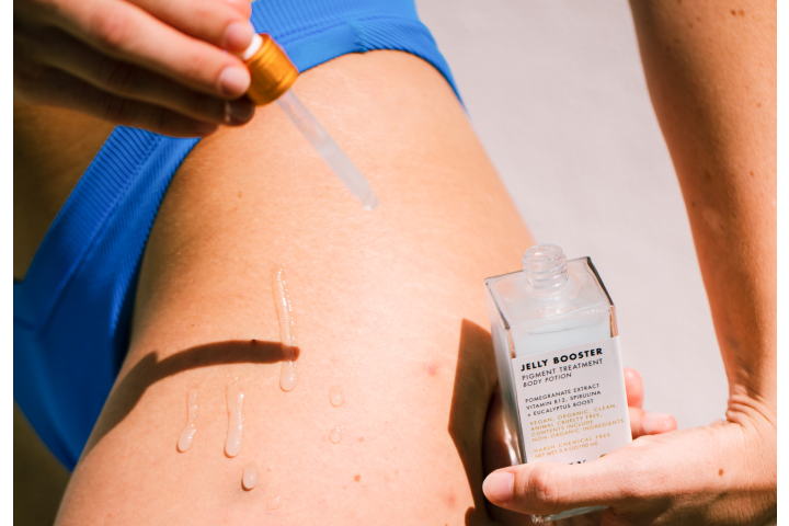 Butt acne scars | woman applying Truly's Jelly Booster serum to butt