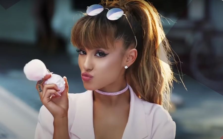 Ariana Grande skincare routine | Ariana Grande with sunglasses in hair