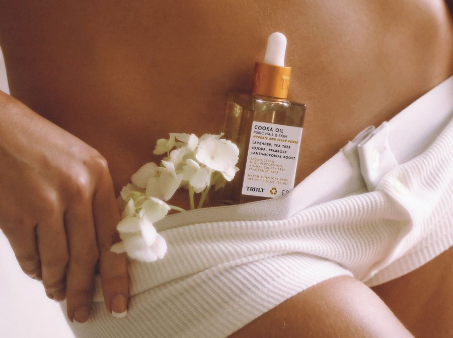 Can Dermatologists Remove Ingrown Hairs? | Truly's cooka oil tucked underneath woman's shorts