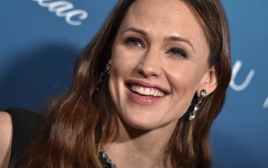 Jennifer garner skincare routine | closeup photo of jennifer garner