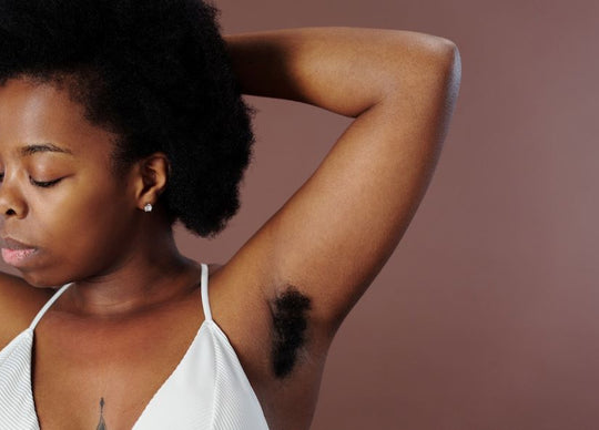 Does body hair cause odor | Woman's underarm closeup